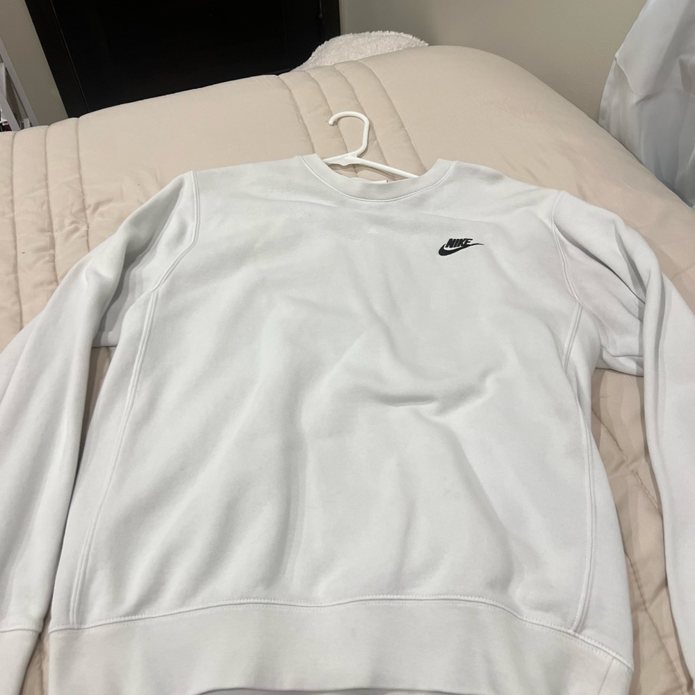Nike White Sweatshirt with Crew Neck Design